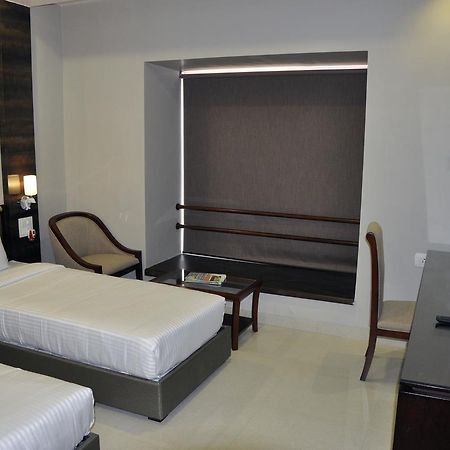 Hotel Dolphin Sambalpur Zewnętrze zdjęcie