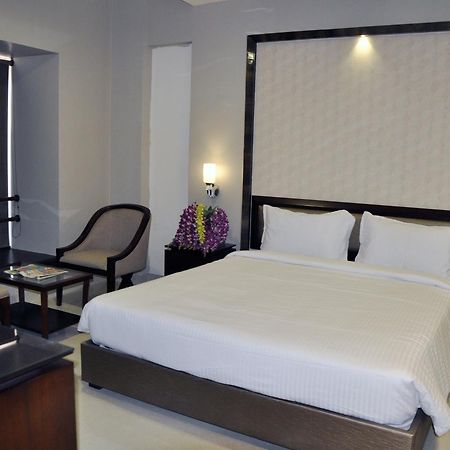 Hotel Dolphin Sambalpur Zewnętrze zdjęcie