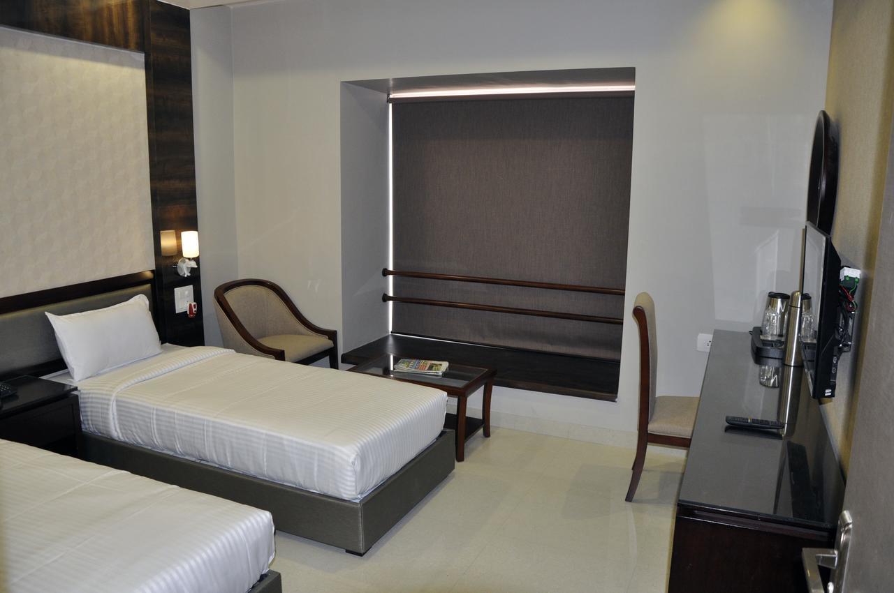 Hotel Dolphin Sambalpur Zewnętrze zdjęcie