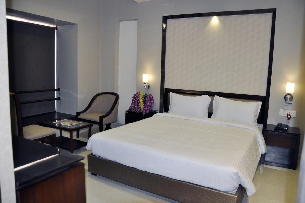 Hotel Dolphin Sambalpur Zewnętrze zdjęcie
