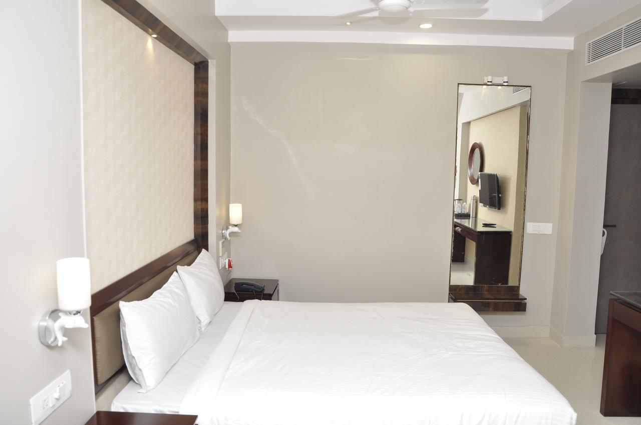 Hotel Dolphin Sambalpur Zewnętrze zdjęcie