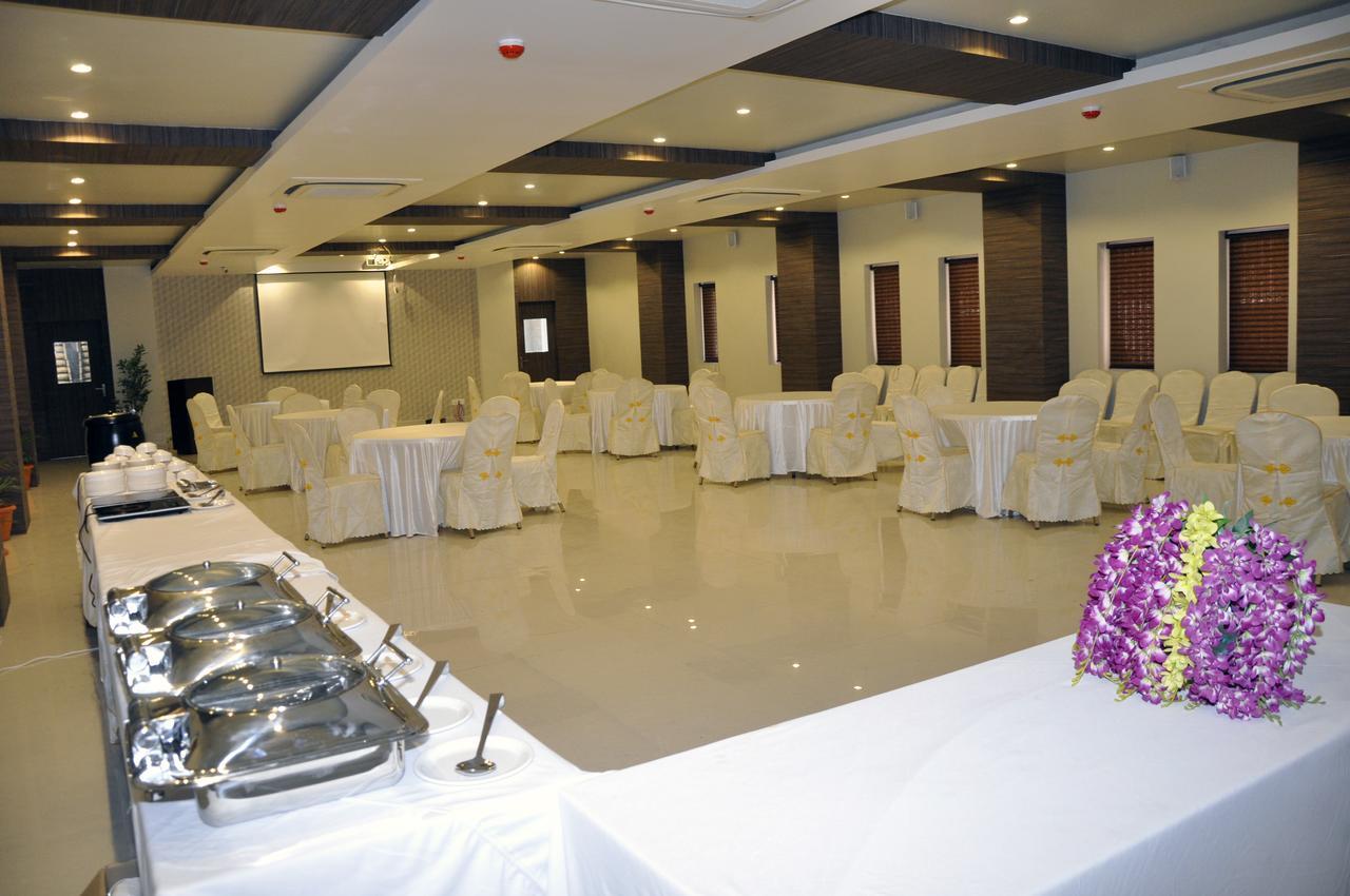 Hotel Dolphin Sambalpur Zewnętrze zdjęcie