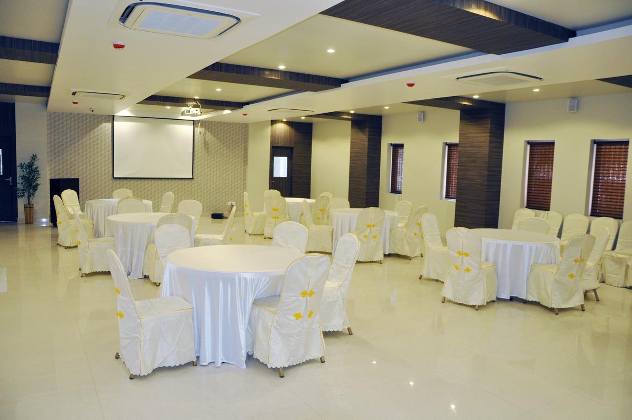 Hotel Dolphin Sambalpur Zewnętrze zdjęcie